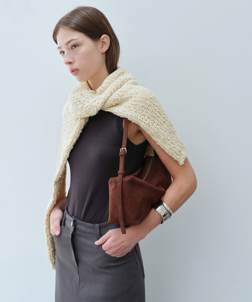 OVHEE（オヴェイ）の「ミヌスエードショルダーバッグ Minu Suede Shoulder Bag（ショルダーバッグ・レディース・ブラック/ダークブラウン・FREE）」の6枚目の写真