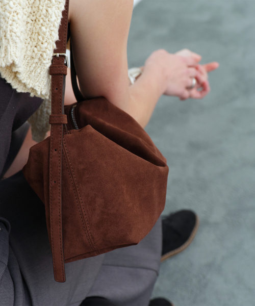 OVHEE（オヴェイ）の「ミヌスエードショルダーバッグ Minu Suede Shoulder Bag（ショルダーバッグ・レディース・ブラック/ダークブラウン・FREE）」の7枚目の写真