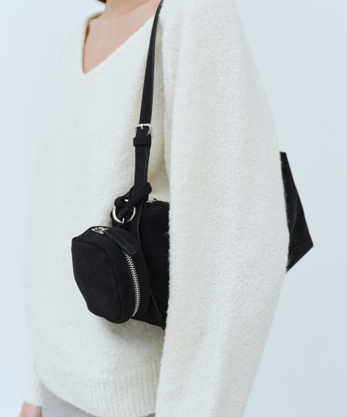 OVHEE（オヴェイ）の「ミヌスエードショルダーバッグ Minu Suede Shoulder Bag（ショルダーバッグ・レディース・ブラック/ダークブラウン・FREE）」の11枚目の写真