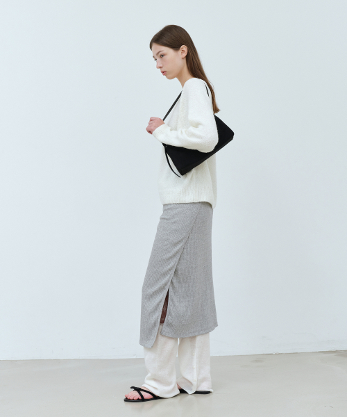 OVHEE（オヴェイ）の「ミヌスエードショルダーバッグ Minu Suede Shoulder Bag（ショルダーバッグ・レディース・ブラック/ダークブラウン・FREE）」の12枚目の写真
