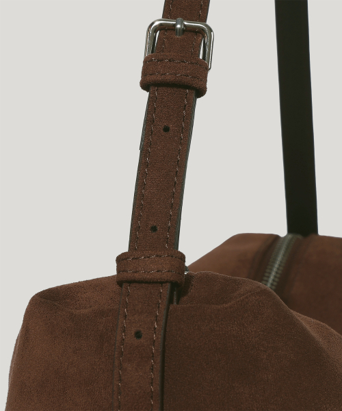 OVHEE（オヴェイ）の「ミヌスエードショルダーバッグ Minu Suede Shoulder Bag（ショルダーバッグ・レディース・ブラック/ダークブラウン・FREE）」の17枚目の写真