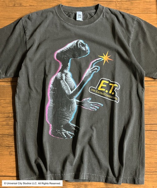minius(ミニウス)の「【E.T.】Touch the light 映画 ライセンス Tシャツ ヴィンテージ風 グリッチアートメンズ レディース(Tシャツ/カットソー・メンズ・ホワイト/ブラック・LARGE/MEDIUM/X-LARGE/SMALL)」の1枚目の写真