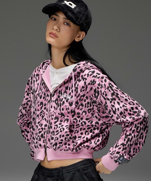 X-girl（エックスガール）の「ALL OVER PRINT COMPACT ZIP UP SWEAT HOODIE（パーカー・レディース・レオパード/カモフラージュ/ピンク・S/M）」の2枚目の写真