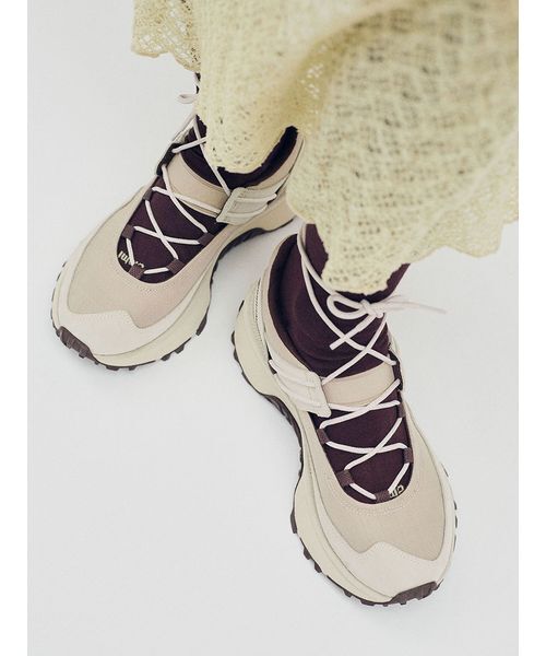 UGG(アグ)の「【UGG for emmi】RETROFI LOW BALLET(スニーカー・レディース・ベージュ・22/23/24/25/26)」の4枚目の写真