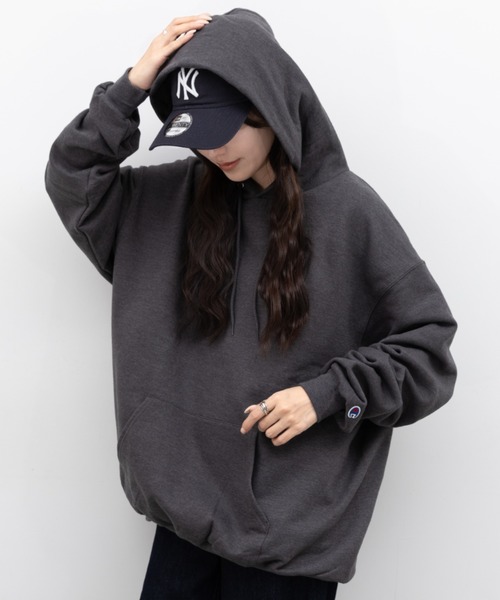 Champion(チャンピオン)の「【Champion Authentic Hoodie】チャンピオン スウェット パーカー スーパー オーバーサイズ 展開多数 コットン 裏起毛 無地 フーディー 9.0オンス(パーカー・レディース・チャコールグレー/マルーン/ダークグリーン/ホワイト/ブラック/ネイビー/杢グレー・XL/L/S/M)」の1枚目の写真