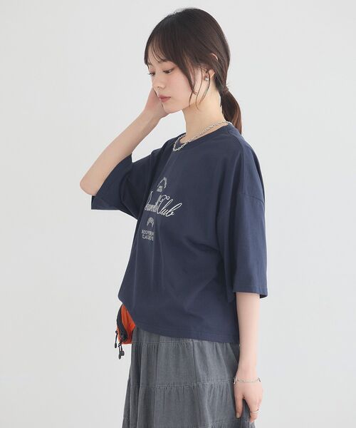 earth music&ecology（アースミュージックアンドエコロジー）の「カレッジロゴ刺繍Tシャツ（Tシャツ/カットソー・レディース・オレンジ/ライトグレー/ダークネイビー・FREE）」の7枚目の写真