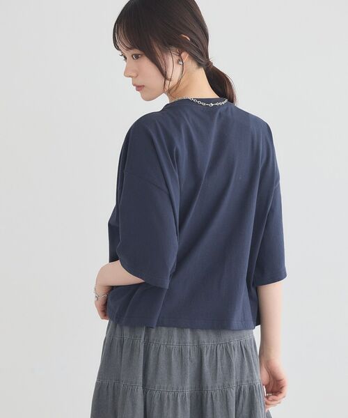 earth music&ecology（アースミュージックアンドエコロジー）の「カレッジロゴ刺繍Tシャツ（Tシャツ/カットソー・レディース・オレンジ/ライトグレー/ダークネイビー・FREE）」の8枚目の写真