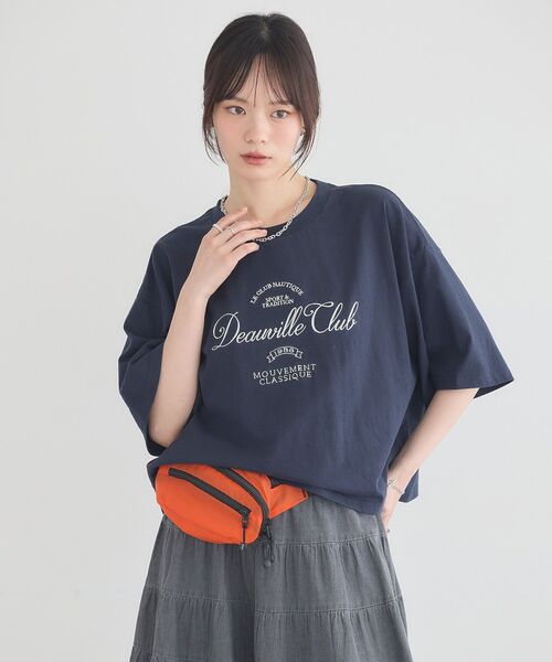 earth music&ecology（アースミュージックアンドエコロジー）の「カレッジロゴ刺繍Tシャツ（Tシャツ/カットソー・レディース・オレンジ/ライトグレー/ダークネイビー・FREE）」の2枚目の写真