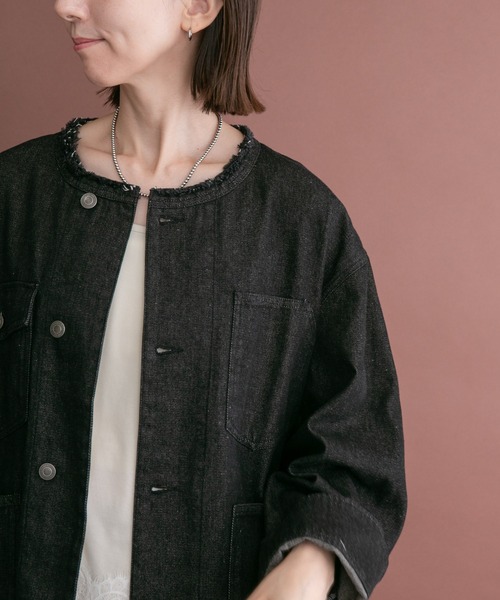 ITEMS URBANRESEARCH(アイテムズ アーバンリサーチ)の「デニムオーバーノーカラージャケット(デニムジャケット・レディース・インディゴブルー/ブラウン/ブラック・FREE)」の2枚目の写真