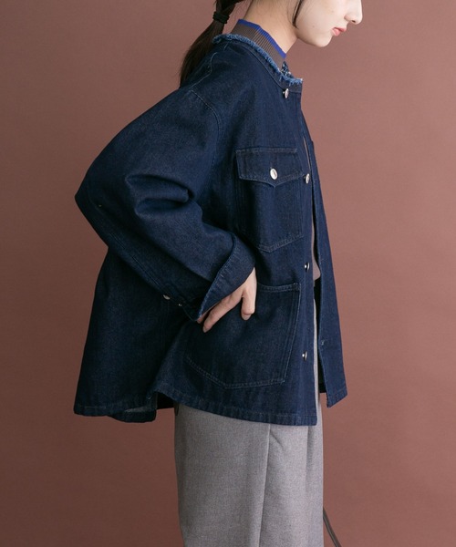 ITEMS URBANRESEARCH(アイテムズ アーバンリサーチ)の「デニムオーバーノーカラージャケット(デニムジャケット・レディース・インディゴブルー/ブラウン/ブラック・FREE)」の4枚目の写真