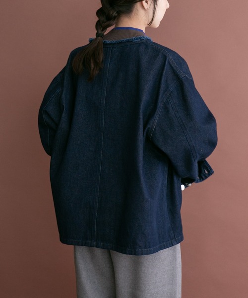 ITEMS URBANRESEARCH(アイテムズ アーバンリサーチ)の「デニムオーバーノーカラージャケット(デニムジャケット・レディース・インディゴブルー/ブラウン/ブラック・FREE)」の5枚目の写真