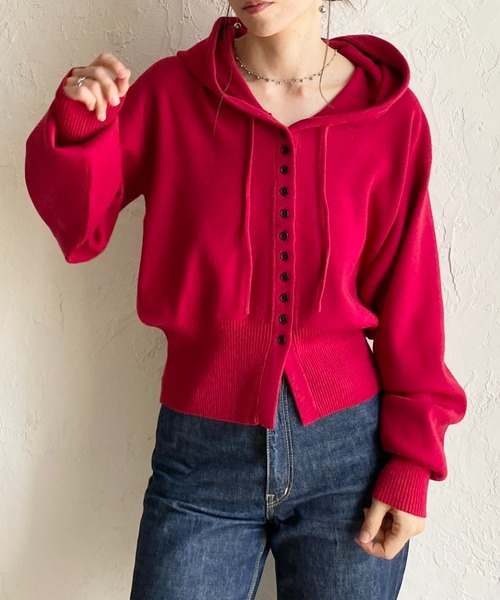 She's Closet(シーズクローゼット)の「ボタンデザイン 長袖 ショート丈 ボリュームスリーブ フードニットカーディガン(カーディガン/ボレロ・レディース・レッド/チャコールグレー/ブラック/アイボリー/ブラウン・FREE)」の5枚目の写真
