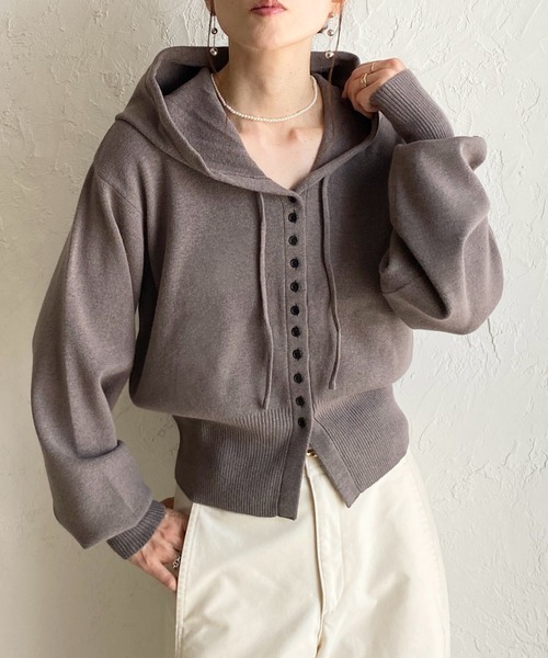 She's Closet(シーズクローゼット)の「ボタンデザイン 長袖 ショート丈 ボリュームスリーブ フードニットカーディガン(カーディガン/ボレロ・レディース・レッド/チャコールグレー/ブラック/アイボリー/ブラウン・FREE)」の1枚目の写真