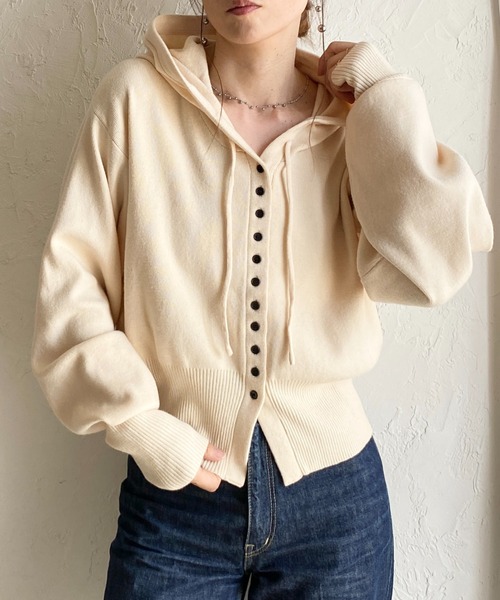 She's Closet(シーズクローゼット)の「ボタンデザイン 長袖 ショート丈 ボリュームスリーブ フードニットカーディガン(カーディガン/ボレロ・レディース・レッド/チャコールグレー/ブラック/アイボリー/ブラウン・FREE)」の2枚目の写真