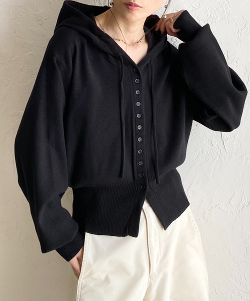 She's Closet(シーズクローゼット)の「ボタンデザイン 長袖 ショート丈 ボリュームスリーブ フードニットカーディガン(カーディガン/ボレロ・レディース・レッド/チャコールグレー/ブラック/アイボリー/ブラウン・FREE)」の3枚目の写真