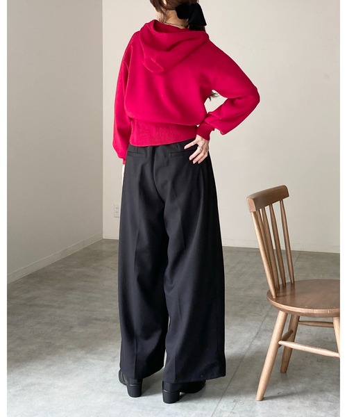 She's Closet(シーズクローゼット)の「ボタンデザイン 長袖 ショート丈 ボリュームスリーブ フードニットカーディガン(カーディガン/ボレロ・レディース・レッド/チャコールグレー/ブラック/アイボリー/ブラウン・FREE)」の11枚目の写真