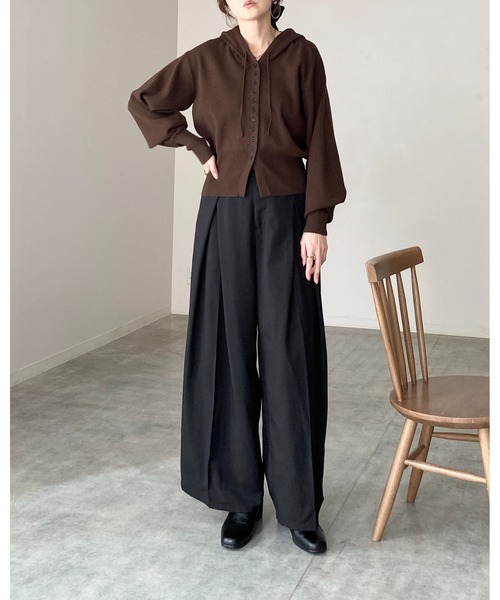 She's Closet(シーズクローゼット)の「ボタンデザイン 長袖 ショート丈 ボリュームスリーブ フードニットカーディガン(カーディガン/ボレロ・レディース・レッド/チャコールグレー/ブラック/アイボリー/ブラウン・FREE)」の12枚目の写真