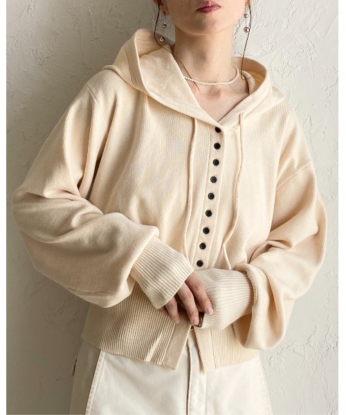 She's Closet(シーズクローゼット)の「ボタンデザイン 長袖 ショート丈 ボリュームスリーブ フードニットカーディガン(カーディガン/ボレロ・レディース・レッド/チャコールグレー/ブラック/アイボリー/ブラウン・FREE)」の18枚目の写真