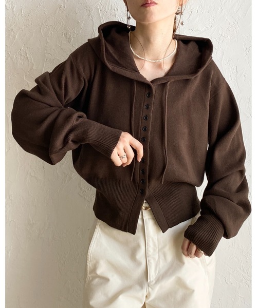 She's Closet(シーズクローゼット)の「ボタンデザイン 長袖 ショート丈 ボリュームスリーブ フードニットカーディガン(カーディガン/ボレロ・レディース・レッド/チャコールグレー/ブラック/アイボリー/ブラウン・FREE)」の19枚目の写真