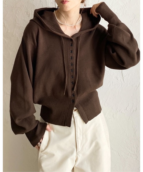 She's Closet(シーズクローゼット)の「ボタンデザイン 長袖 ショート丈 ボリュームスリーブ フードニットカーディガン(カーディガン/ボレロ・レディース・レッド/チャコールグレー/ブラック/アイボリー/ブラウン・FREE)」の20枚目の写真