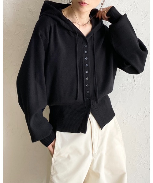 She's Closet(シーズクローゼット)の「ボタンデザイン 長袖 ショート丈 ボリュームスリーブ フードニットカーディガン(カーディガン/ボレロ・レディース・レッド/チャコールグレー/ブラック/アイボリー/ブラウン・FREE)」の21枚目の写真