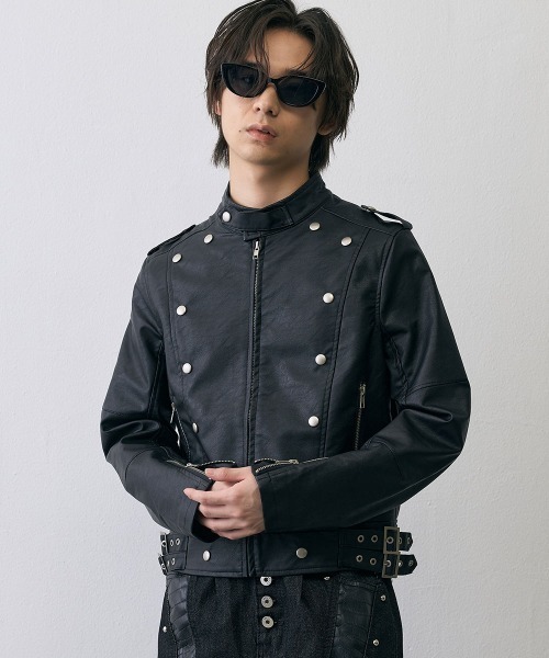 Shoowtime（ショウタイム）の「Military Studded Cropped Faux Leather Jacket / ミリタリースタッズクロップドフェイクレザージャケット（ミリタリージャケット・メンズ・ブラック・X-LARGE/LARGE/MEDIUM）」の2枚目の写真