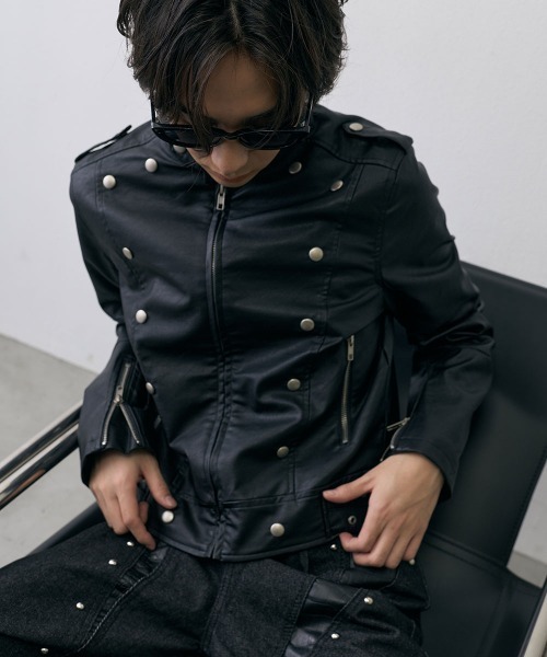 Shoowtime（ショウタイム）の「Military Studded Cropped Faux Leather Jacket / ミリタリースタッズクロップドフェイクレザージャケット（ミリタリージャケット・メンズ・ブラック・X-LARGE/LARGE/MEDIUM）」の10枚目の写真