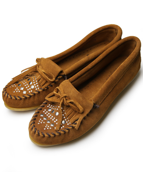 Minnetonka（ミネトンカ）の「MINNETONKA:スタッズ　モカシン（その他シューズ・レディース・ブラック/ブラウン・6/7/8）」の2枚目の写真