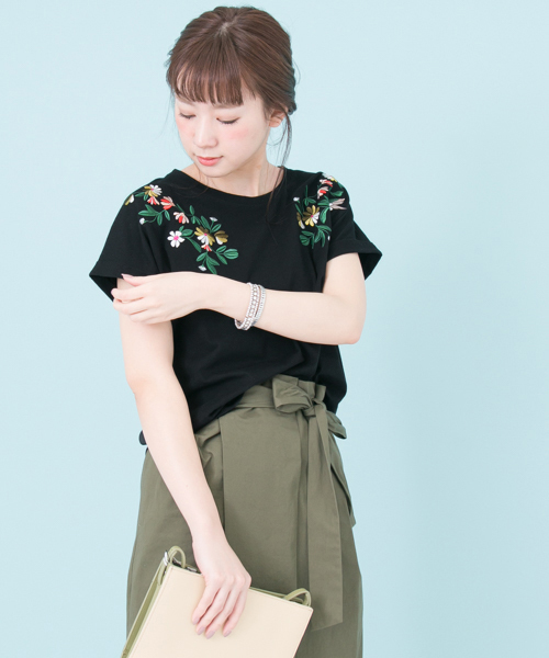 URBAN RESEARCH（アーバンリサーチ）の「 【TRILL掲載】UR 配色刺繍Tシャツ　（Tシャツ/カットソー・レディース・ブラック/オフホワイト・FREE）」の5枚目の写真