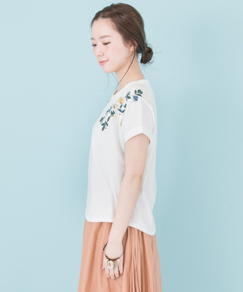 URBAN RESEARCH（アーバンリサーチ）の「 【TRILL掲載】UR 配色刺繍Tシャツ　（Tシャツ/カットソー・レディース・ブラック/オフホワイト・FREE）」の13枚目の写真