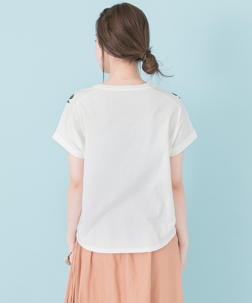 URBAN RESEARCH（アーバンリサーチ）の「 【TRILL掲載】UR 配色刺繍Tシャツ　（Tシャツ/カットソー・レディース・ブラック/オフホワイト・FREE）」の14枚目の写真