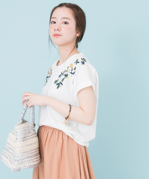 URBAN RESEARCH（アーバンリサーチ）の「 【TRILL掲載】UR 配色刺繍Tシャツ　（Tシャツ/カットソー・レディース・ブラック/オフホワイト・FREE）」の3枚目の写真