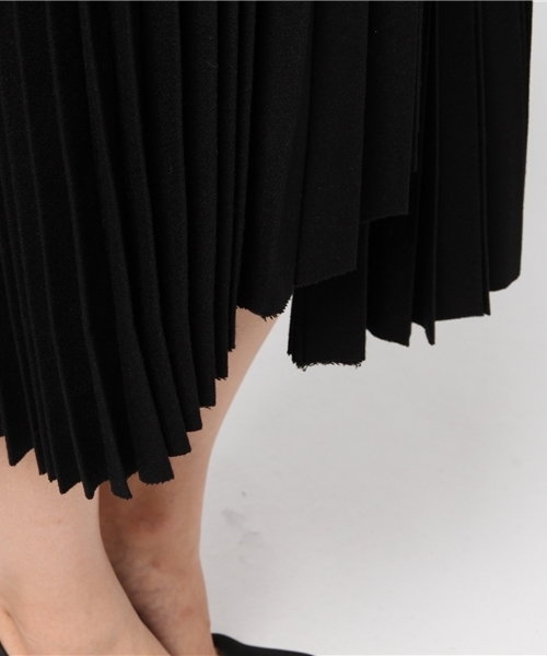 CLANE（クラネ）の「WRAP PLEATS SKIRT（スカート・レディース・ブラック/グレー/カーキ・0/1/2）」の4枚目の写真