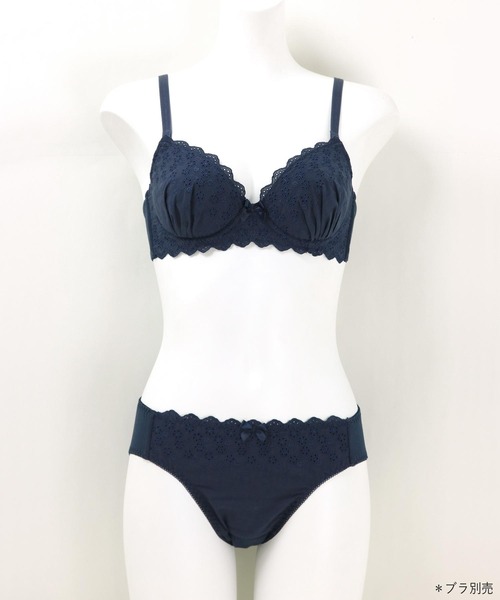 fran de lingerie（フランデランジェリー）の「ブルーデイもブラとショーツはお揃いデザインが叶うウィングポケット付き「コットンドラジェ」サニタリーショーツ（ショーツ・レディース・ネイビー/ブラック/シルバーグレー/クリアブラック/ダークブルー・L/M）」の6枚目の写真