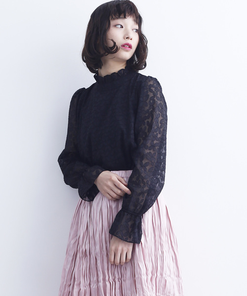 merlot plus(メルロープリュス)の「フリルネックシースルーブラウス6556(シャツ/ブラウス・レディース・ブラック/アイボリー・FREE)」の1枚目の写真