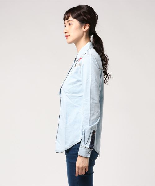 Desigual（デシグアル）の「「Desigual/デシグアル」 ウエスタン風フラワーデニムシャツ（長袖）（シャツ/ブラウス・レディース・ブルー系その他・S/M/L/XL/XS/XXL）」の3枚目の写真