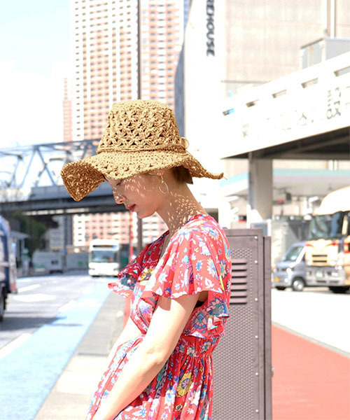 coca(coca)(コカ)の「透かしレース編みツバ広ストローハット(ハット・レディース・ベージュ・ONE SIZE)」の4枚目の写真