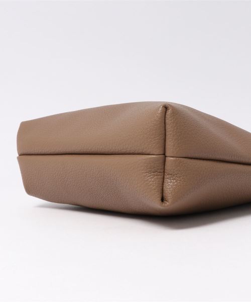 KOBE LETTUCE（コウベレタス）の「シンプルフラットショルダーバッグ（ショルダーバッグ・レディース・ブラック/シルバー/キャメル/グレイッシュベージュ・FREE）」の8枚目の写真