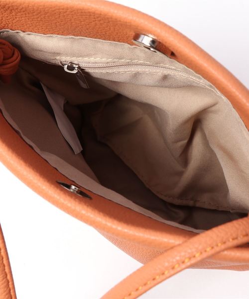 KOBE LETTUCE（コウベレタス）の「シンプルフラットショルダーバッグ（ショルダーバッグ・レディース・ブラック/シルバー/キャメル/グレイッシュベージュ・FREE）」の6枚目の写真