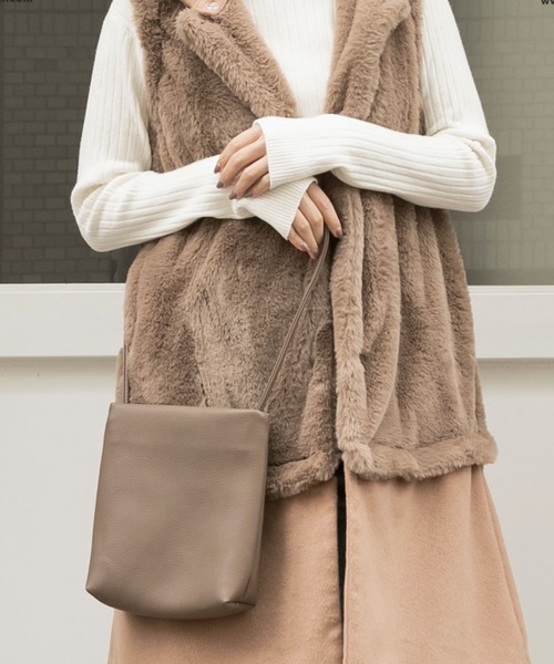 KOBE LETTUCE（コウベレタス）の「シンプルフラットショルダーバッグ（ショルダーバッグ・レディース・ブラック/シルバー/キャメル/グレイッシュベージュ・FREE）」の3枚目の写真