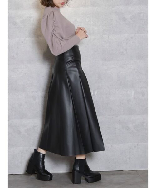 dazzlin（ダズリン）の「レザーライクセミフレアスカート（スカート・レディース・ブラック/ベージュ・MEDIUM/SMALL）」の2枚目の写真