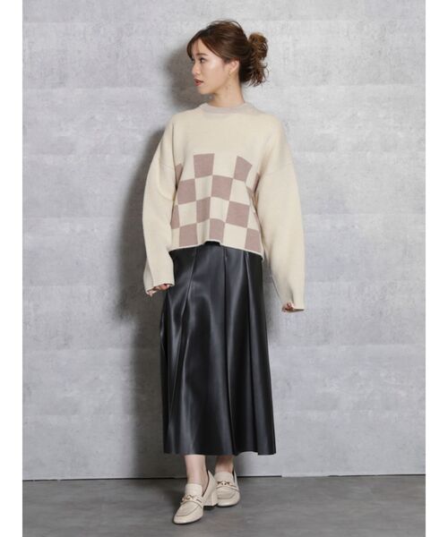 dazzlin（ダズリン）の「レザーライクセミフレアスカート（スカート・レディース・ブラック/ベージュ・MEDIUM/SMALL）」の4枚目の写真