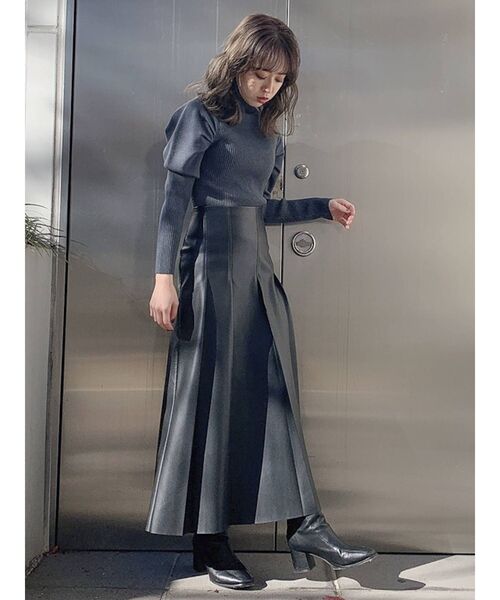 dazzlin（ダズリン）の「レザーライクセミフレアスカート（スカート・レディース・ブラック/ベージュ・MEDIUM/SMALL）」の5枚目の写真