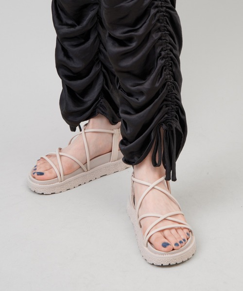 SPINNS（スピンズ）の「細紐スポーツサンダル（サンダル・レディース・ブラック/ベージュ・M/L/S）」の20枚目の写真