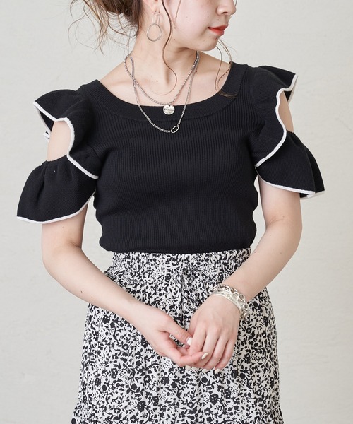 Chico（チコ）の「オープンショルダー配色リブニット（ニット/セーター・レディース・パープル/アイボリー/ピンク/ブラック/ブラウン・FREE）」の2枚目の写真