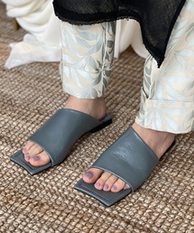 Diagonal-cut square low sandal chs144