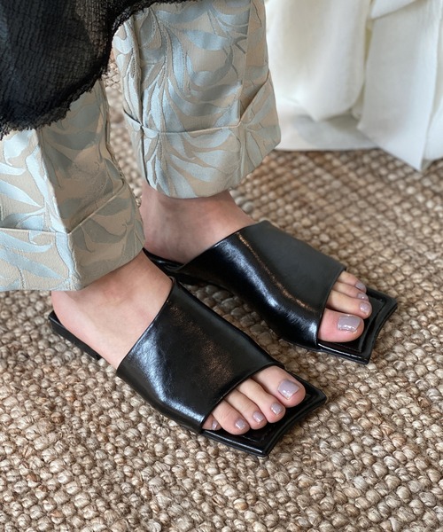chuclla(チュクラ)の「Diagonal-cut square low sandal chs144(サンダル・レディース・ブラック/ホワイト/グレイッシュブルー・40/37/39/36/38)」の9枚目の写真