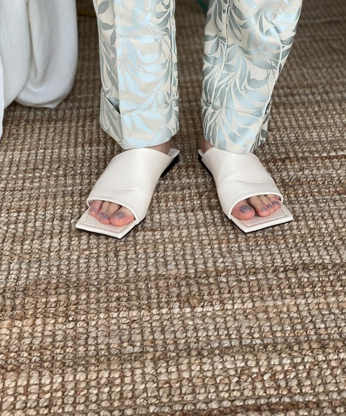 chuclla(チュクラ)の「Diagonal-cut square low sandal chs144(サンダル・レディース・ブラック/ホワイト/グレイッシュブルー・40/37/39/36/38)」の18枚目の写真