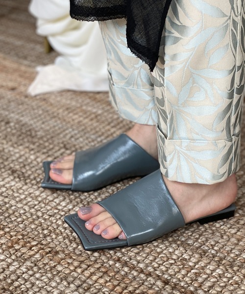 chuclla(チュクラ)の「Diagonal-cut square low sandal chs144(サンダル・レディース・ブラック/ホワイト/グレイッシュブルー・40/37/39/36/38)」の22枚目の写真