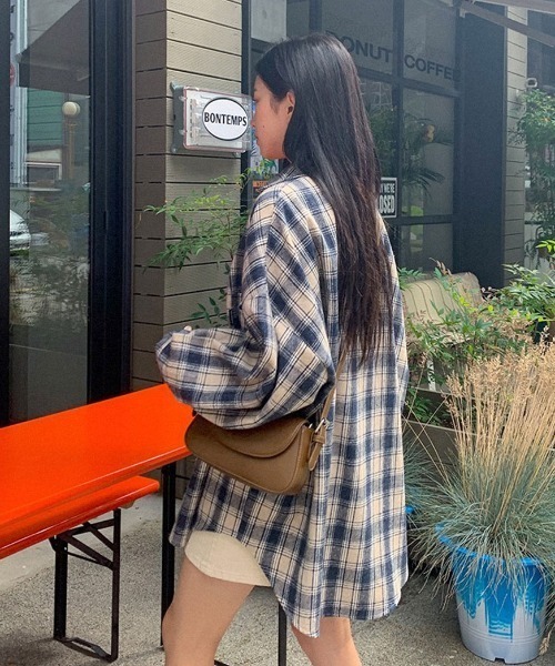 muahmuah(ムーアムーア)の「A'GEM/9 × .kom『muah muah/ムーアムーア』MUAH OVERFIT CHECK SHIRT/オーバーサイズチェックシャツ(シャツ/ブラウス・レディース・ベージュ/ネイビー/マスタード・FREE)」の16枚目の写真